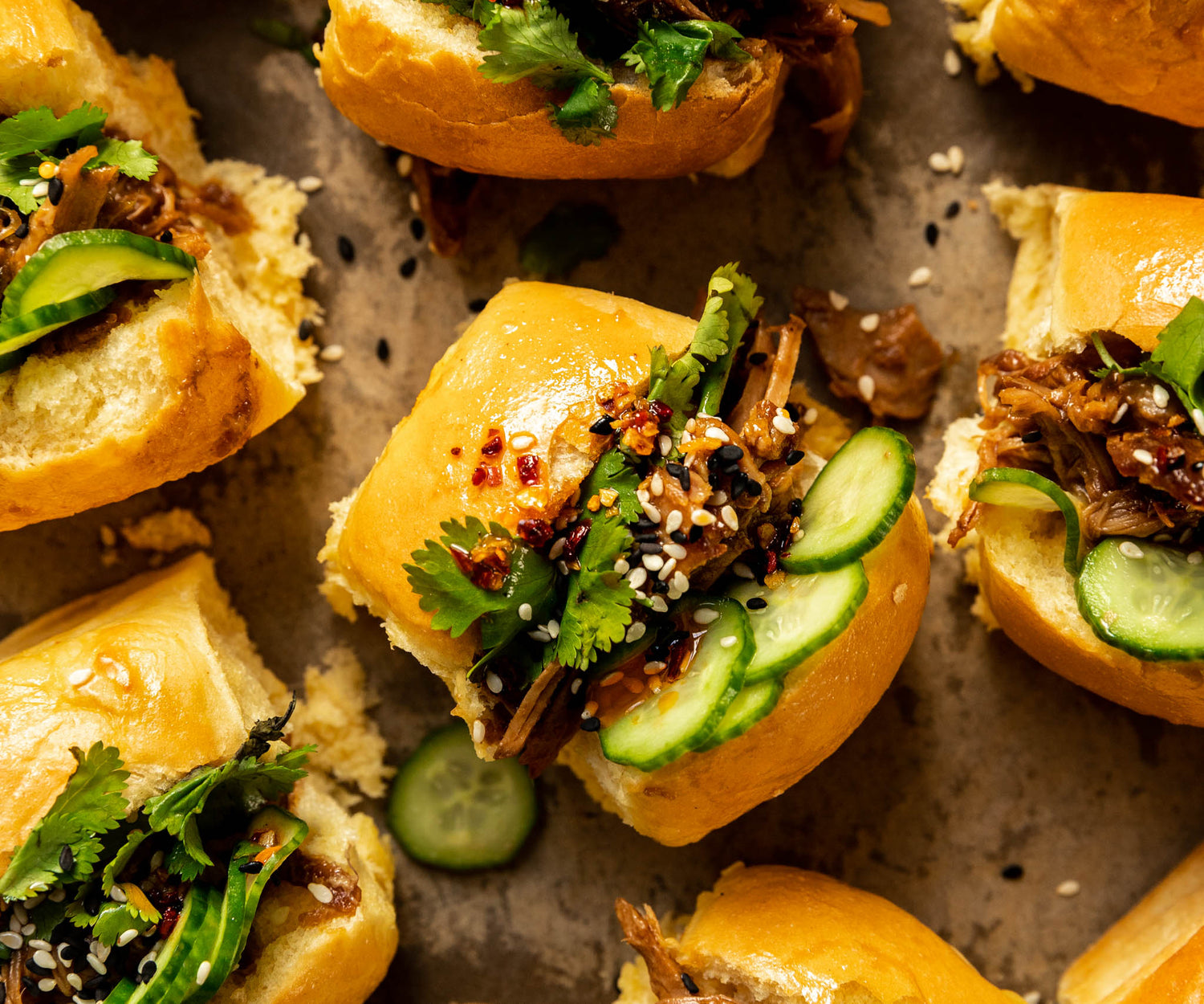 Mini sandwichs au porc effiloché et concombres marinés