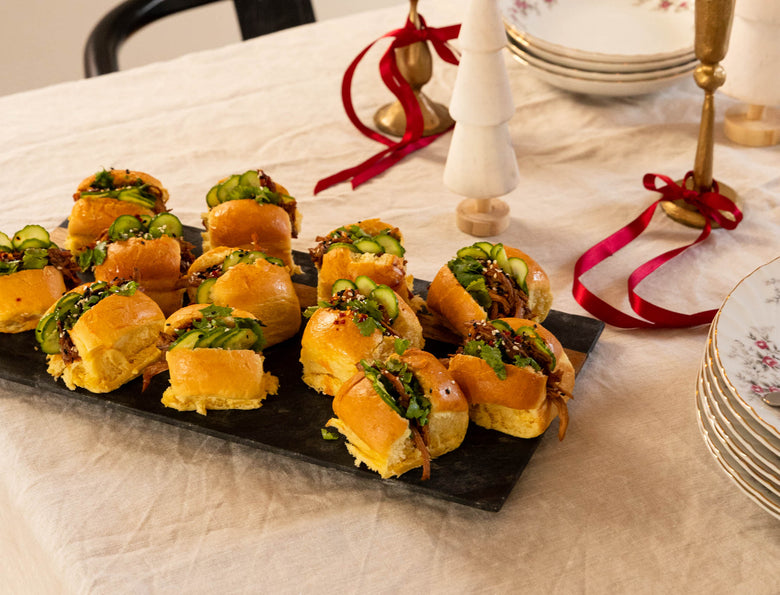 Mini sandwichs au porc effiloché et concombres marinés