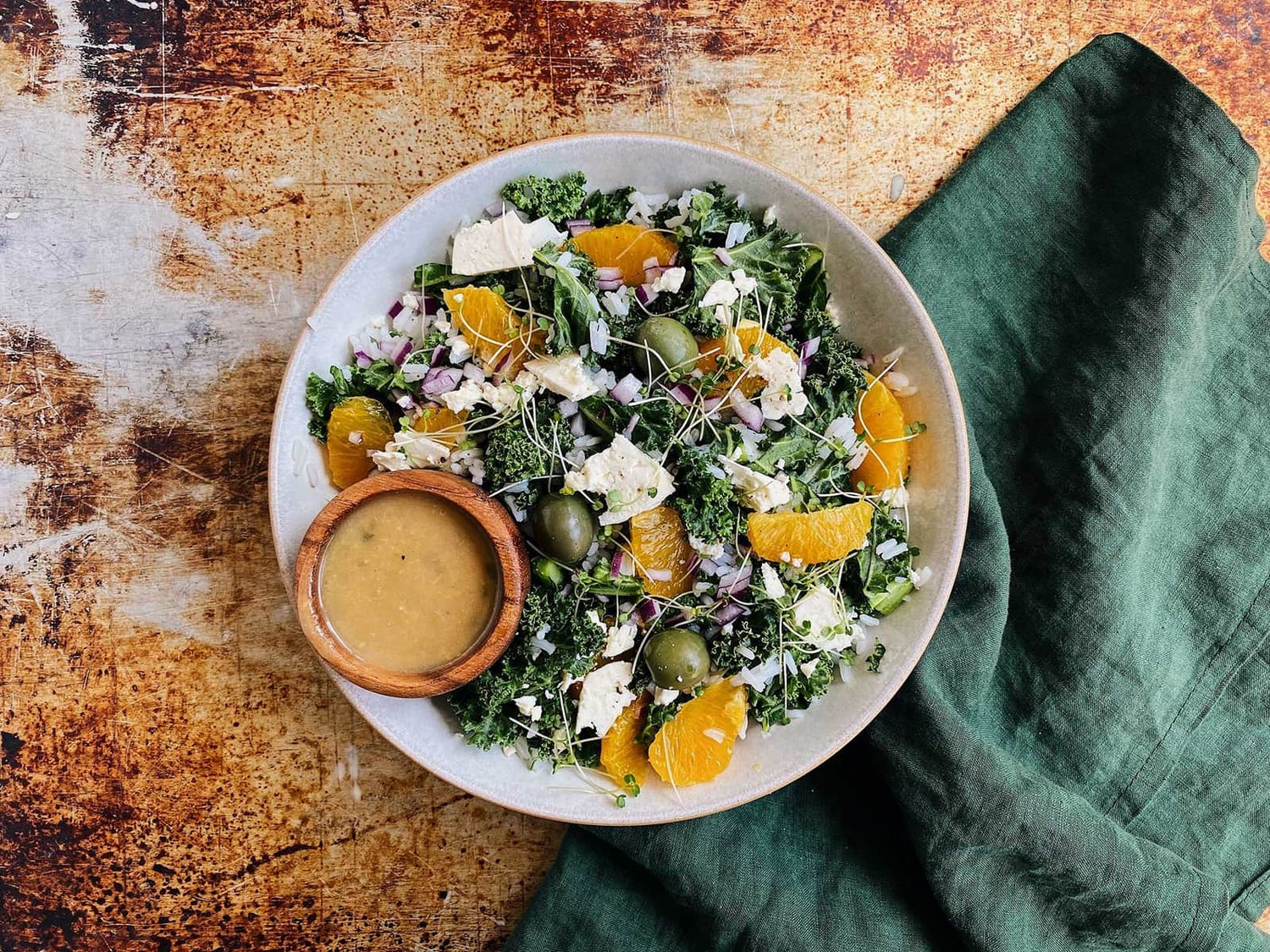 Salade de kale et riz, sauce au tahini et à la relish