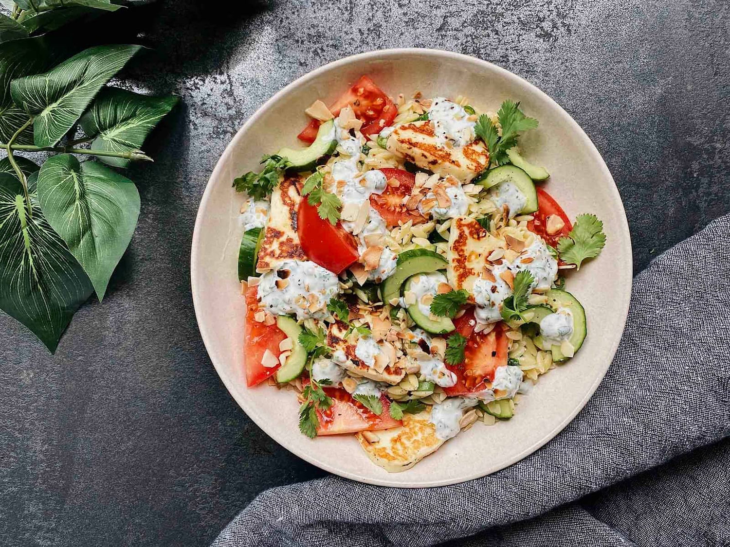 Salade d'orzo et halloumi, yogourt aux herbes et à la relish