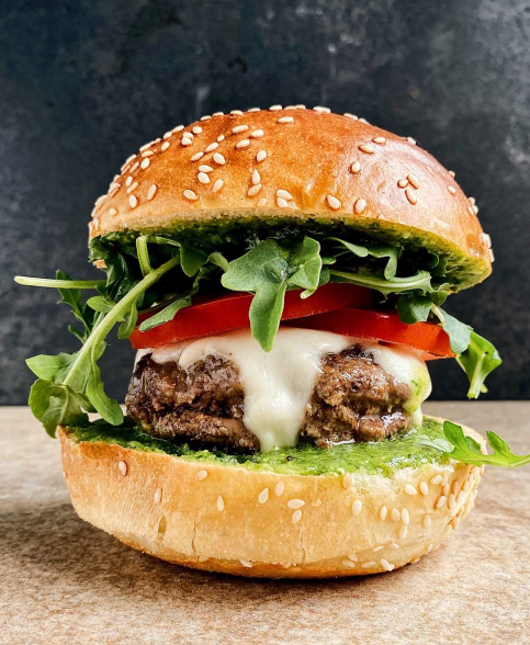 Burger with relish pesto and arugula