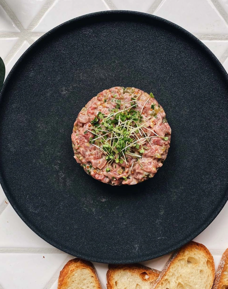 Creamy beef tartare with relish