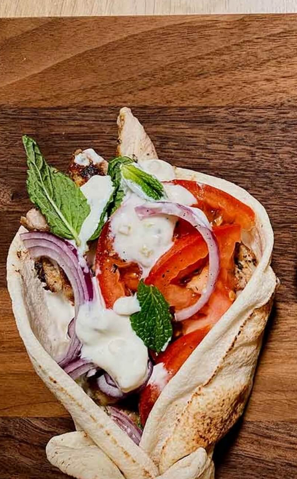 Pita au poulet et tzatziki à la relish